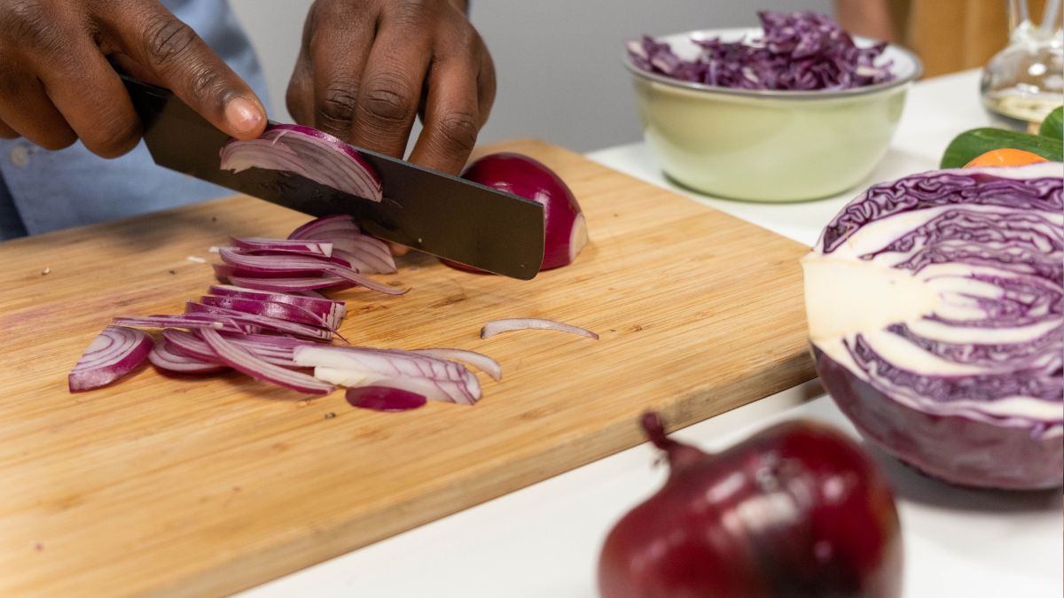 why cutting onions makes us cry (1)