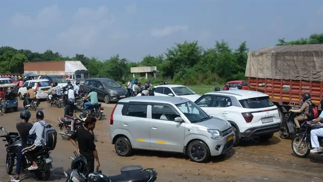 chhapraula-rob-12year-wait-ends-in-6month-failure-greater-noida-commuters-face-chaos