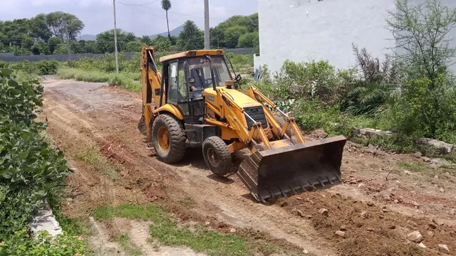 assam-shopkeeper-throws-garbage-on-road-civic-workers-drop-it-back-at-his-doorstep-in-viral-video-internet-calls-it-uno-reverse