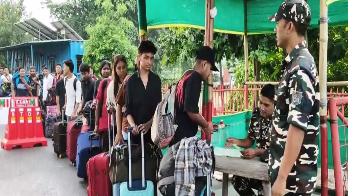 bengal-police-sets-up-helpline-desk-at-panitanki-india-nepal-border-in-darjeeling-for-stranded-tourists-check-facilities