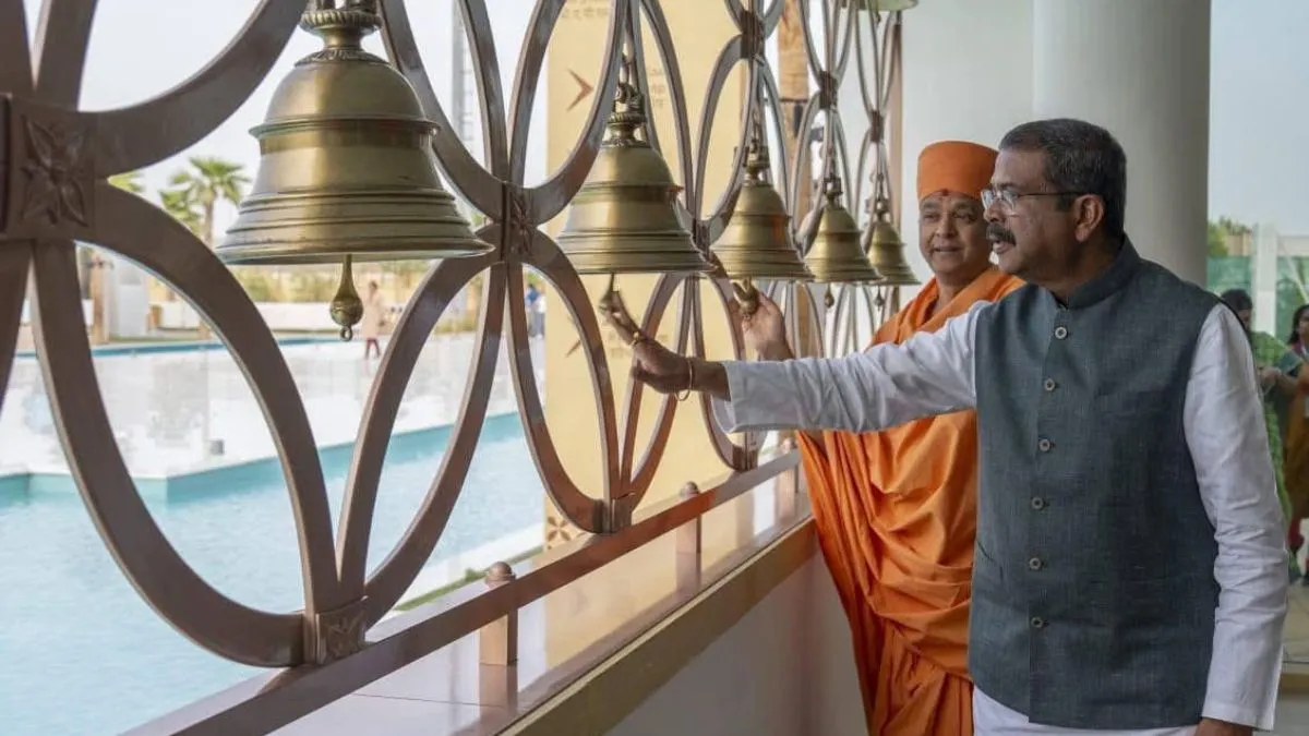 education-minister-dharmendra-pradhan-visits-abu-dhabis-baps-hindu-temple