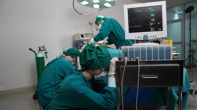 pakistani-doctor-suhail-anjum-left-patient-unconscious-to-have-sex-with-nurse-caught-tying-trousers-during-gallbladder-surgery