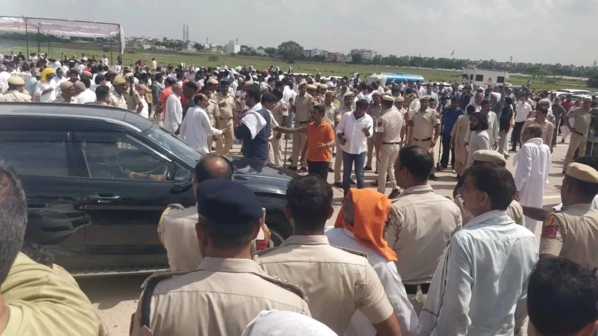 delhi-uer-2-toll-fees-sparks-massive-outrage-mahapanchayat-gives-ultimatum-to-authorities-will-wait-5-minutes-then