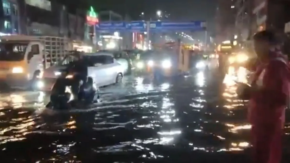 hyderabad-rain-today-heavy-downpour-causes-waterlogging-and-traffic-jams-across-city-more-showers-expected-tomorrow