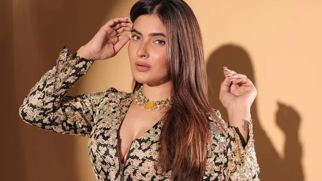 ragini-mms-returns-actress-karishma-sharma-discharged-from-hospital-after-scary-train-accident-shares-health-update