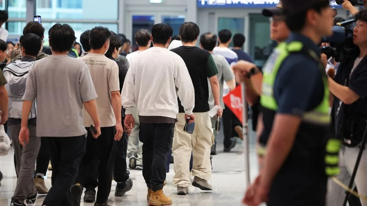 south-korean-workers-return-home-after-harrowing-ice-detention-in-us-after-hyundai-raid
