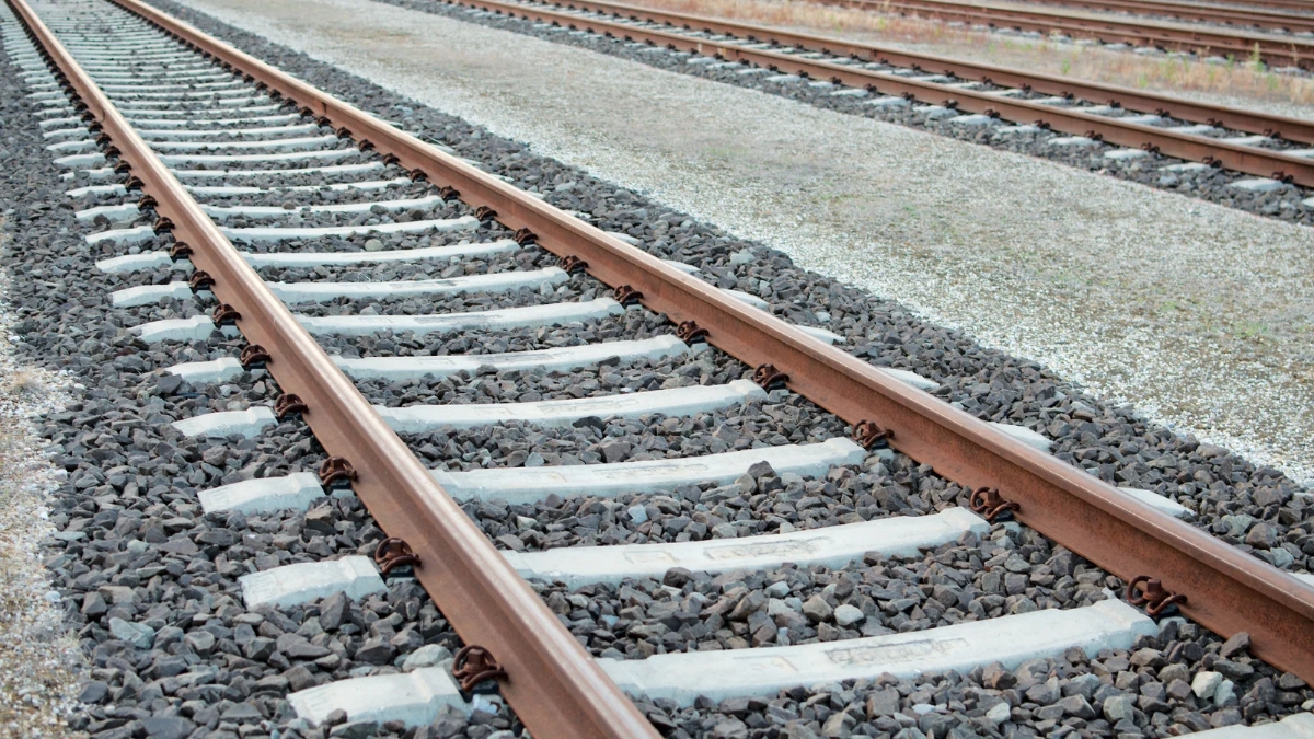 why railway tracks have rocks.