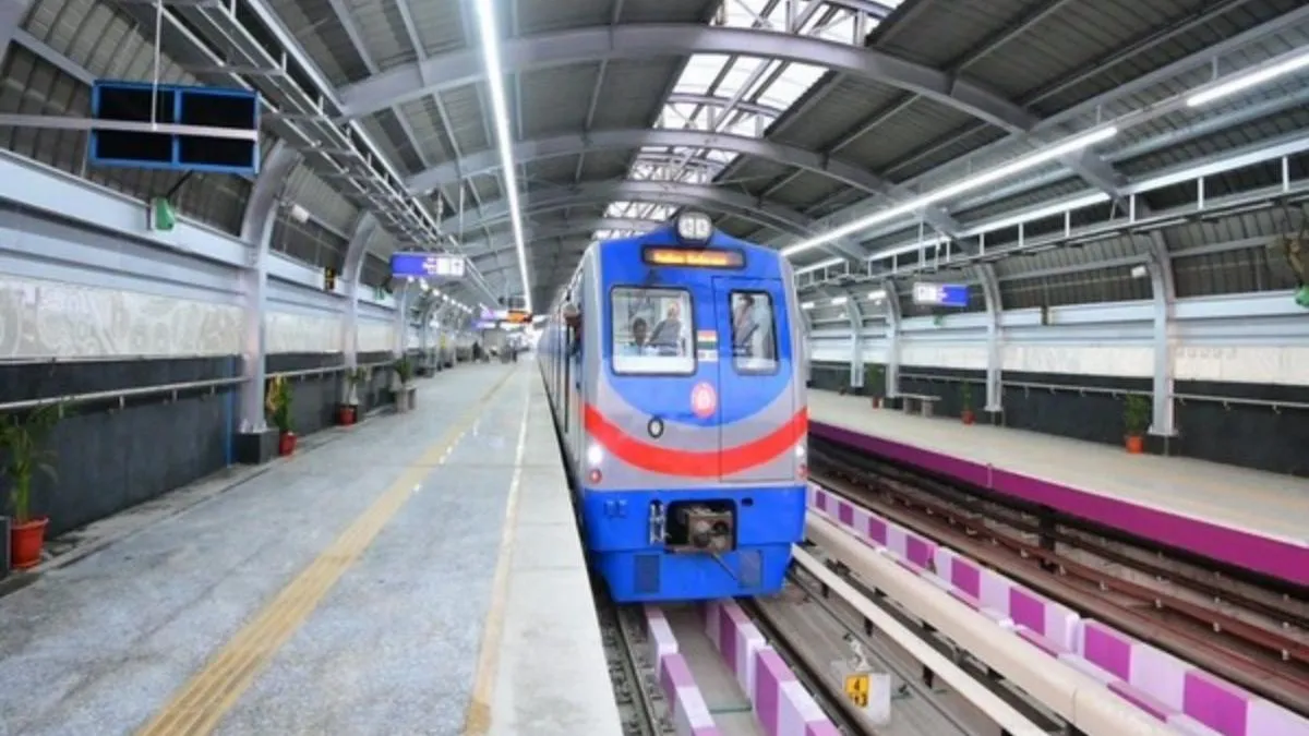 kolkata-metro-grapples-to-keep-up-with-passenger-surge-ahead-of-durga-puja-officials-ask-commuters-to-cooperate