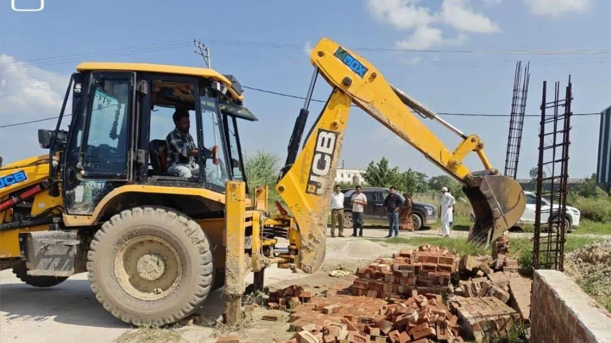 gurugram-news-dtpe-raze-illegal-dhabas-hotels-banquet-hall-on-nh48-50-labour-quarters-demolished