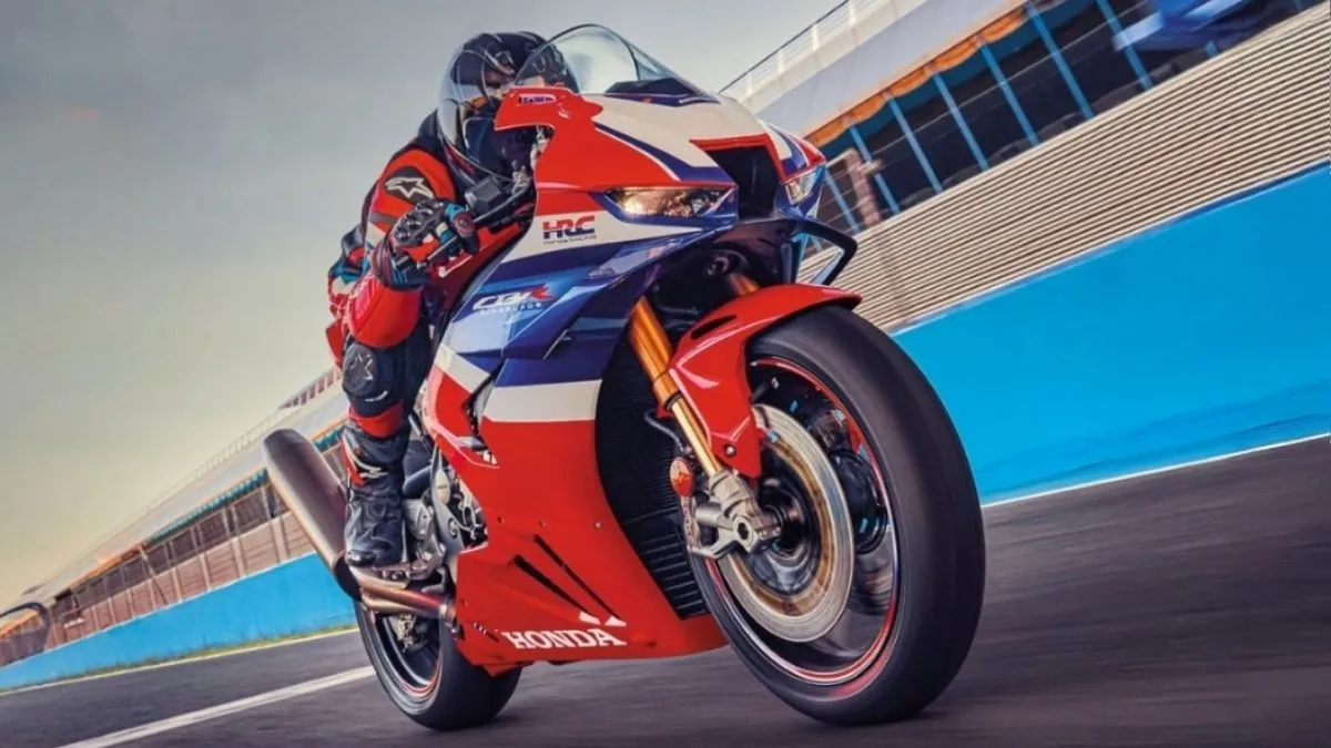 in-pics-cbr1000rr-r-fireblade-returns-as-the-most-advanced-litre-class-honda-superbike