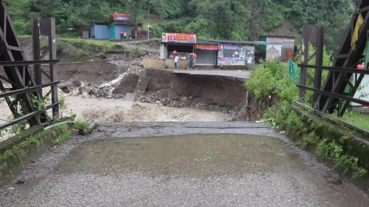 dehradunmussoorie-road-closed-after-bridge-collapse-near-shiv-mandir-traffic-disrupted