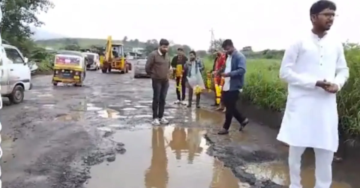 nashik-residents-garland-potholes-in-protest-as-road-accidents-claim-lives-across-maharashtra