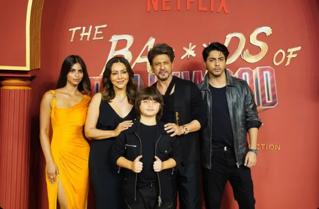 aryan-khan-turns-heads-at-the-bads-of-bollywood-premiere-with-shah-rukh-khan-gauri-suhana-and-abram-see-photos