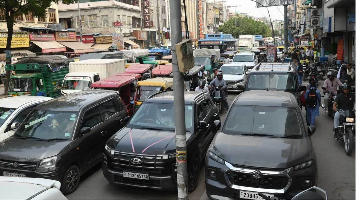 delhi-traffic-nightmare-paharganj-to-karol-bagh-journey-takes-an-hours-transport-experts-blame-mismanagement