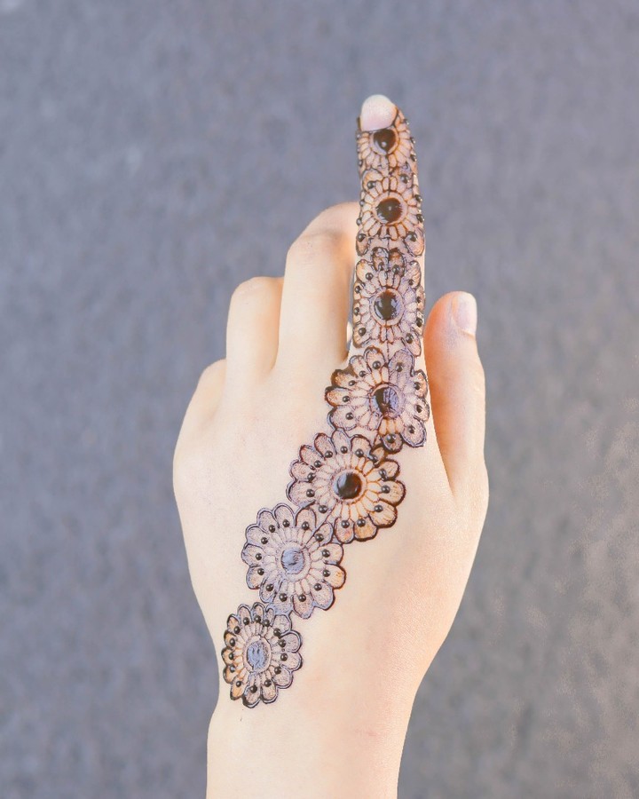 One Finger Backhand Mehndi Design