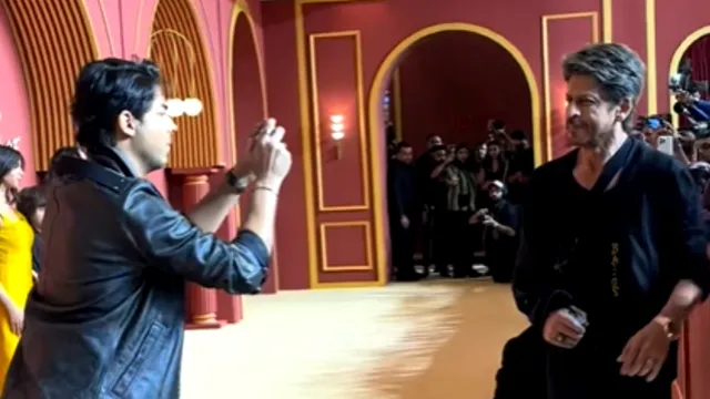 aryan-khan-turns-photographer-for-dad-hah-rukh-khan-at-the-bads-of-bollywood-premiere-netizens-say-sher-ka-beta-sher-video