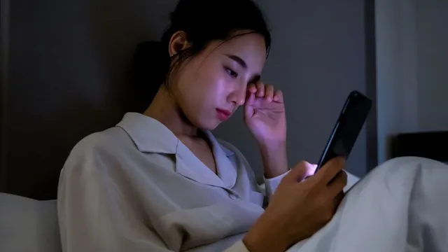 is-your-light-from-screen-ageing-you-expert-explains-the-truth-about-blue-light-damage-on-skin