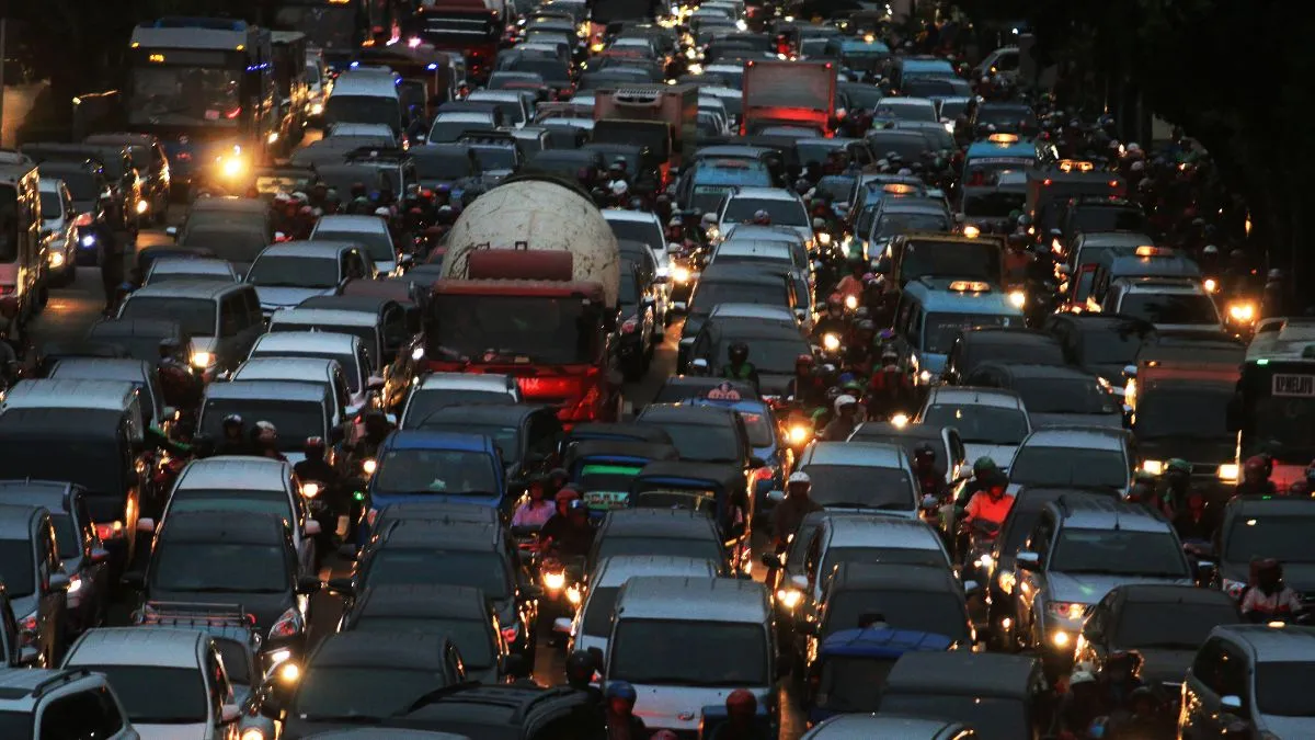 gurugram-news-new-barricades-subway-work-to-ease-traffic-near-ambience-mall-and-shankar-chowk