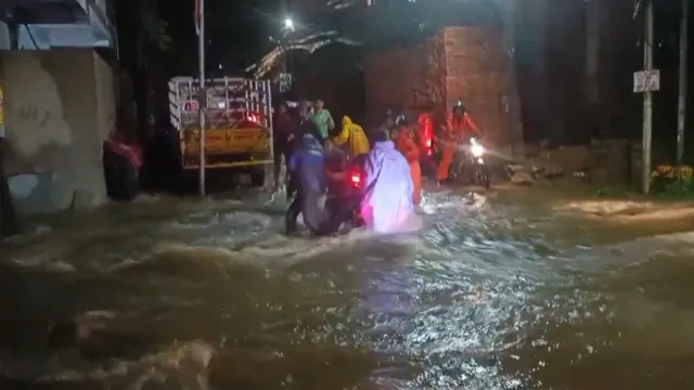 they-saved-me-from-being-swept-away-man-hails-zomato-swiggy-delivery-riders-for-saving-him-during-hyderabad-floods-viral-video