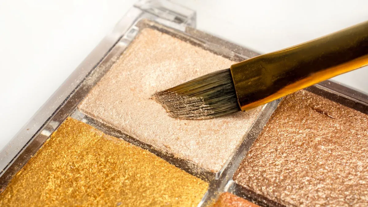 powder-vs-liquid-highlighter-which-type-gives-you-the-ultimate-glow