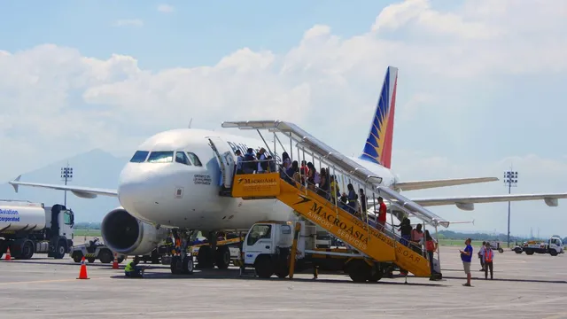 us-flight-prices-inceeases-trump-h1b-crackdown-sends-airfares-soaring-indians-stranded-mid-flight-to-beat-deadline