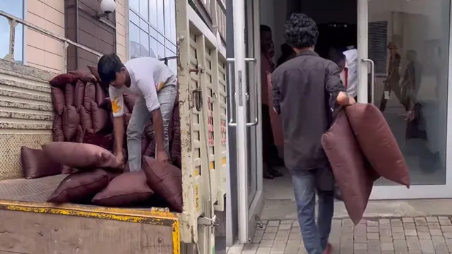 flipkart-employees-stay-overnight-for-big-billion-days-sale-viral-video-raises-questions-on-toxic-work-culture