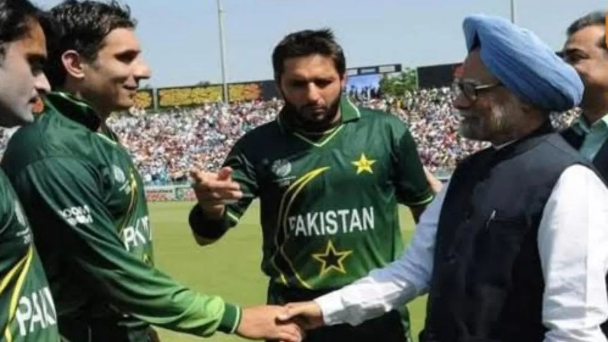 fact-check-2011-photo-of-manmohan-singh-shaking-hands-with-pakistan-team-misleadingly-linked-to-2008-mumbai-attacks