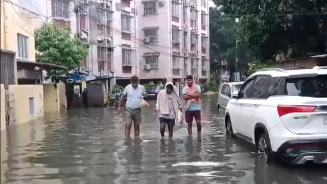 kolkata-news-heavy-rain-forecast-schools-closed-streets-waterlogged-metro-services-blue-line-closed-trains-affected-video