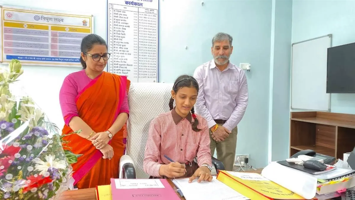 lucknow-school-girl-becomes-education-dg-for-a-day-reviews-files-and-questions-officials