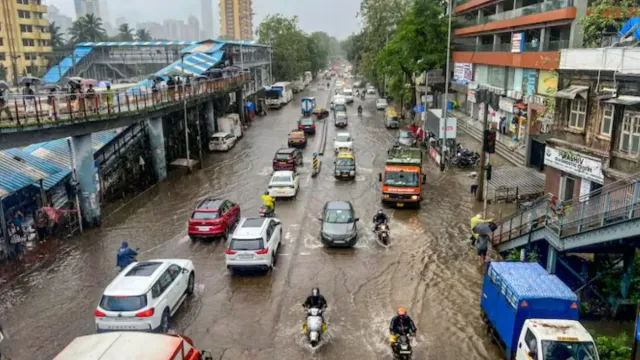 mumbai-rains-yellow-alert-for-heavy-downpour-thunderstorms-local-train-flight-delays-maharashtra-forecast