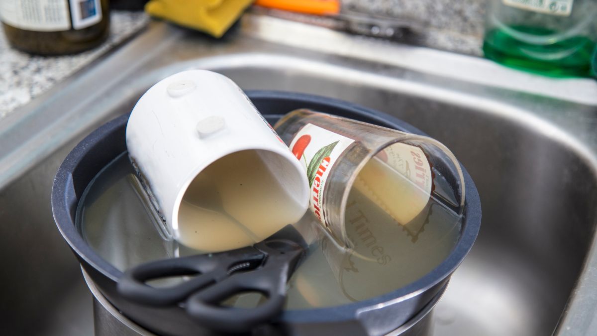 Kitchen Hacks To Clean Mugs