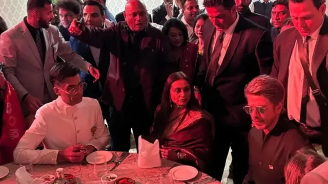 shah-rukh-khan-rani-mukerji-karan-johar-enjoy-dinner-at-rashtrapati-bhavan-post-national-award-win-photos