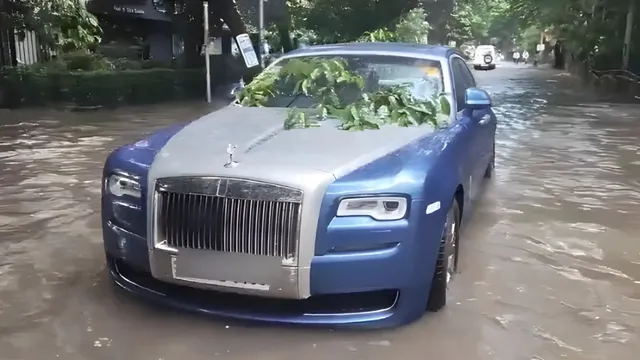 kolkata-flood-rolls-royce-ghost-series-2-worth-rs-10-crore-breaks-down-amid-heavy-rains-sparks-outrage