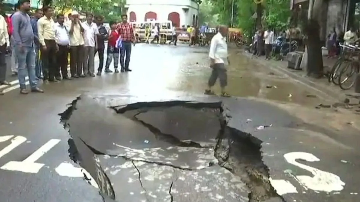 mumbai-news-road-caves-in-at-kalpana-chawla-chowk-crater-exposes-hollow-space-underneath