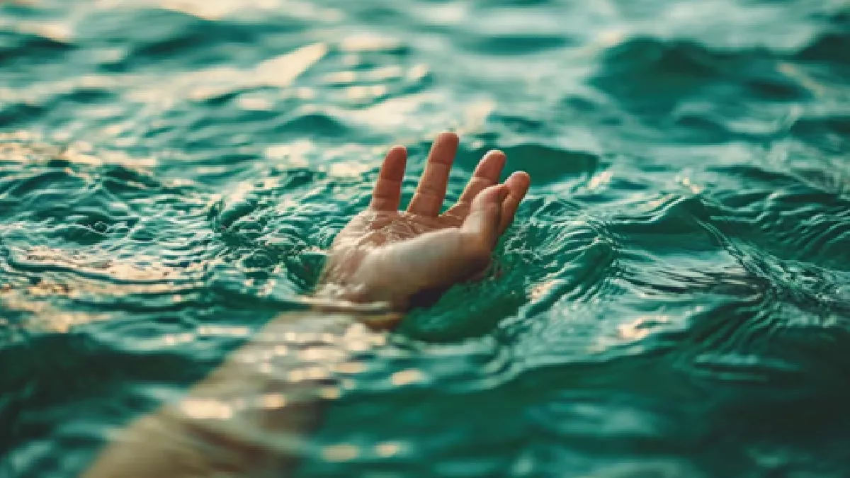 bihar-5-teens-drown-while-making-reel-in-river-in-gayaji-2-rescued-by-local-swimmer