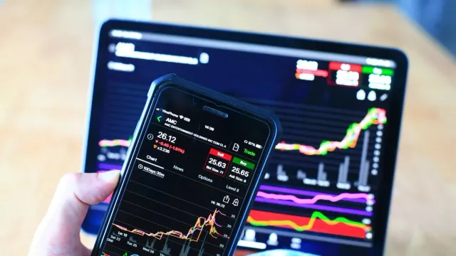 indian-pharma-stocks-plummet-after-trumps-100-tariff-announcement-on-branded-drugs