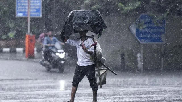 telangana-weather-update-imd-forecasts-heavy-rain-thunderstorm-as-downpour-lashes-hyderabad-55-evacuated-from-flood-prone-areas