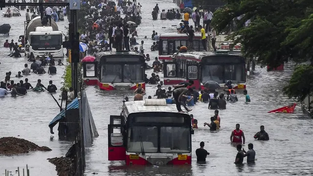 pune-rains-msrtc-buses-delayed-six-trains-diverted-due-to-waterlogging-flight-operations-normal
