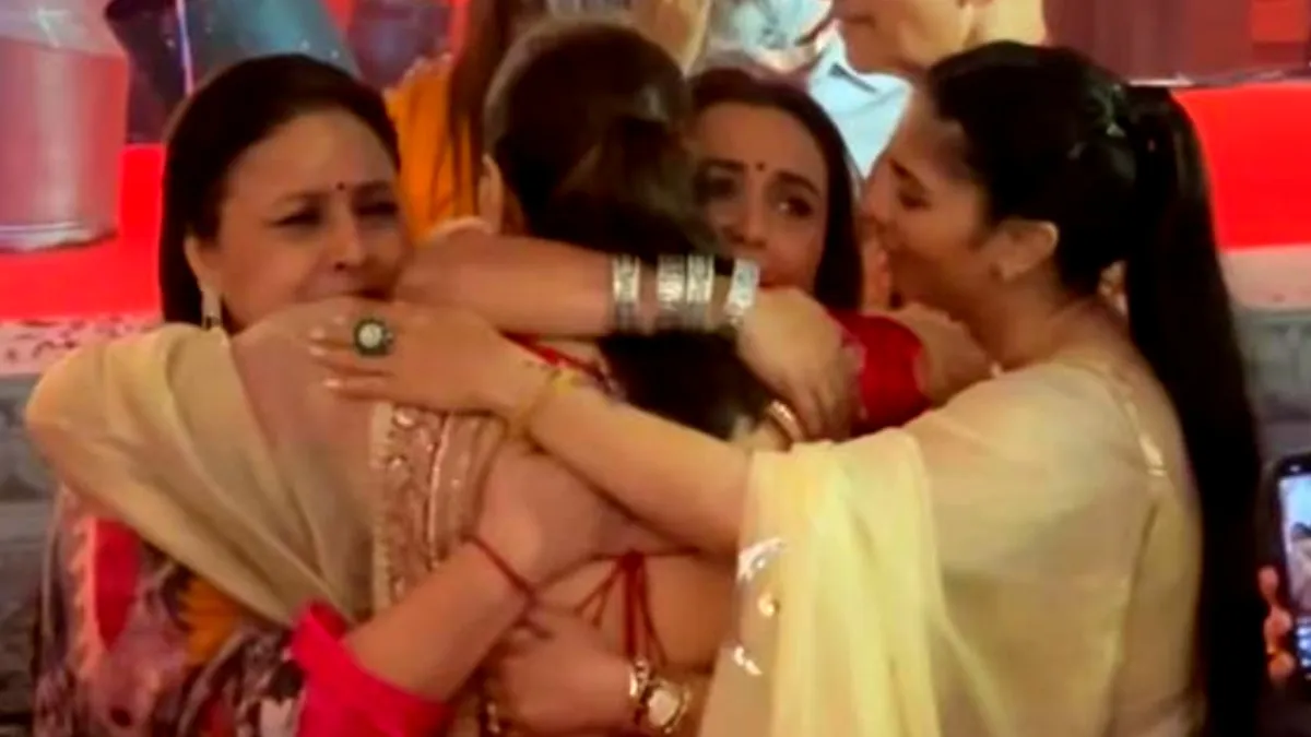 kajol-and-rani-mukerji-share-emotional-hug-during-durga-puja-celebration-heartwarming-moment-goes-viral