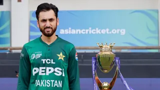 IND vs PAK, Asia Cup 2025: Suryakumar Yadav Snubs Captains 'Photoshoot' As Salman Agha Stands 'Awkwardly' Near Trophy