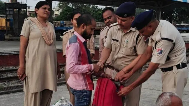 festive-travel-advisory-hapur-railway-police-warn-passengers-amid-heavy-crowds