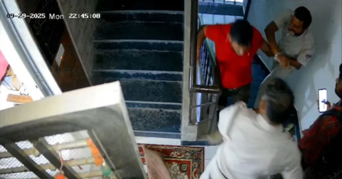 drunk-delhi-teacher-assaults-zomato-delivery-boy-in-narela-misbehaves-with-police-video