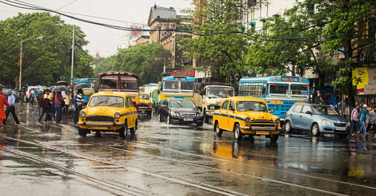 west-bengal-weather-imd-issues-yellow-alert-in-kolkata-ahead-of-dashami-heavy-rain-and-thunderstorms-expected-across-several-districts-till-october-5-check-forecast