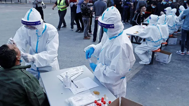 covid-surge-in-us-stratus-variant-brings-razor-blade-sore-throat-experts-warn-of-growing-risk