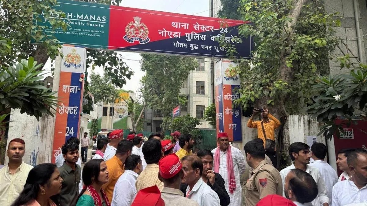 noida-news-post-calling-akhilesh-rahul-mamata-demons-sparks-protest-by-sp-workers-in-police-station