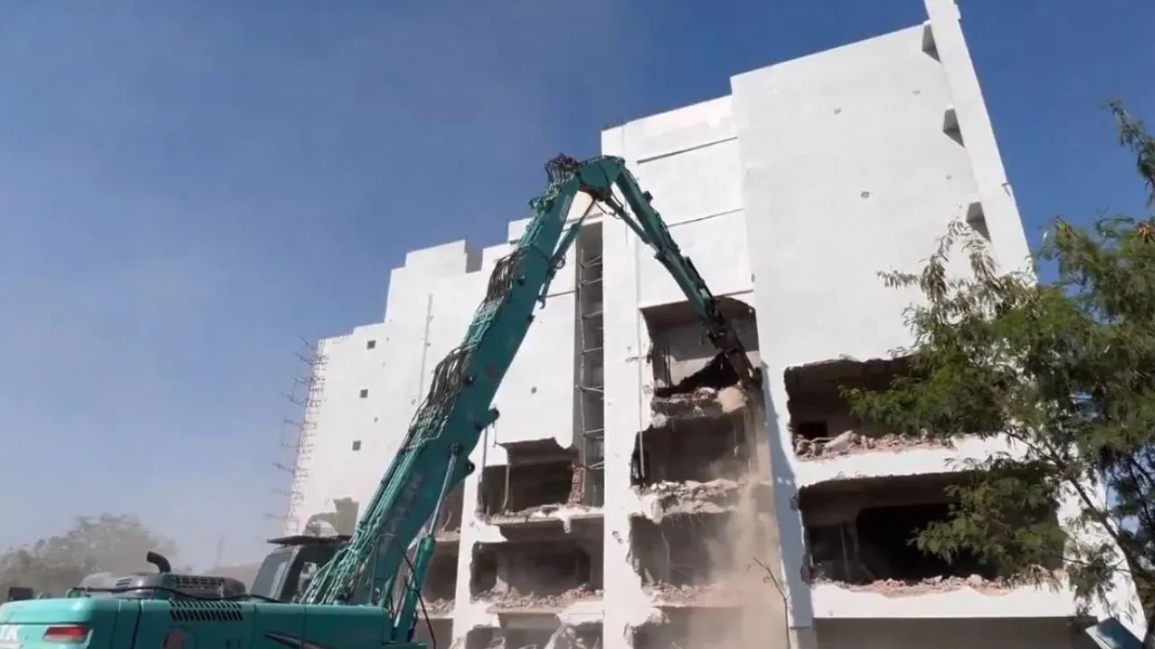 hyderabad-hydraa-conducts-demolition-drive-in-kondapur-amid-protest-from-locals
