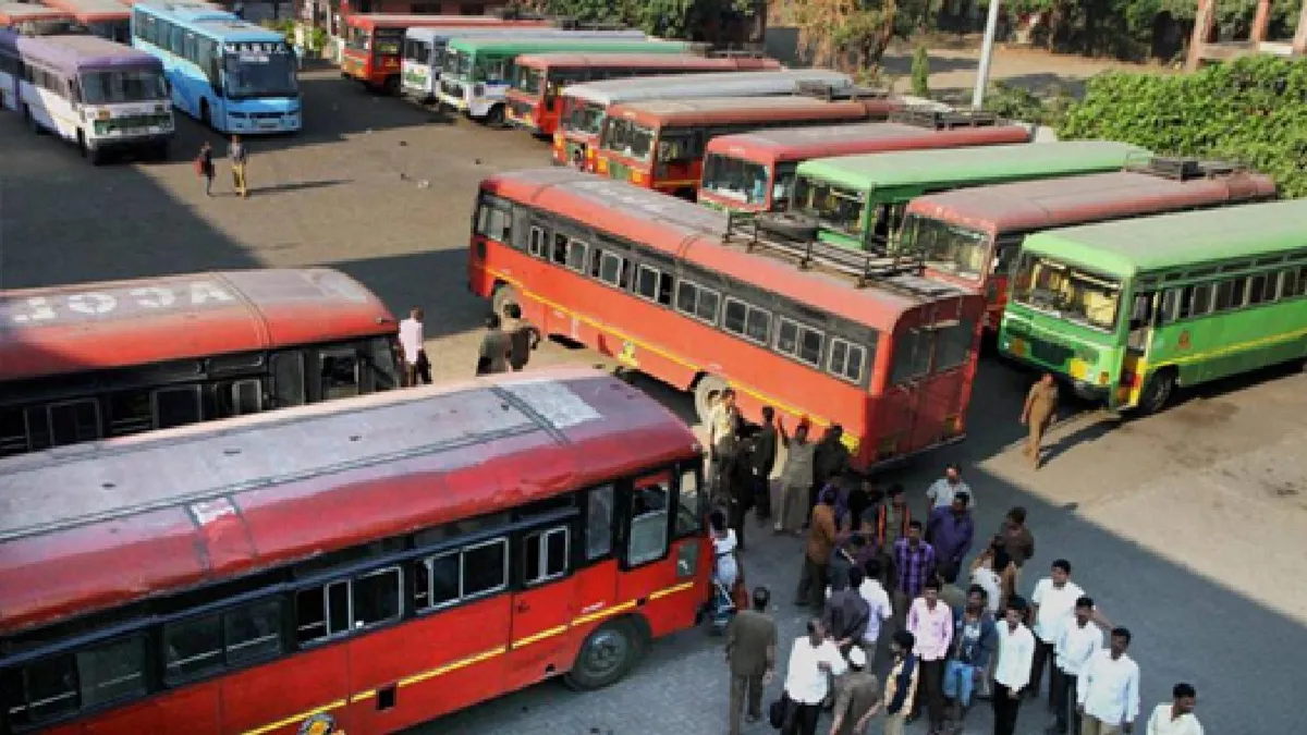 maharashtra-outrage-after-female-bus-conductor-pulls-school-girl-by-hair-parents-demand-strict-action