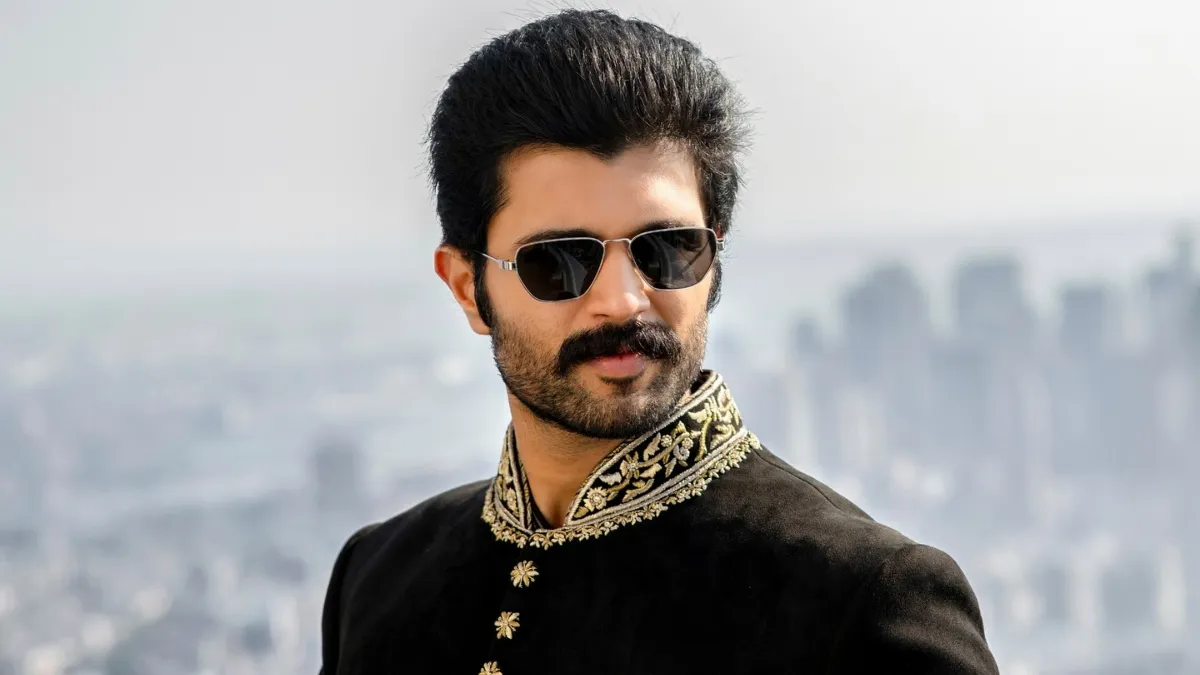 vijay-devarakonda-narrowly-escapes-road-accident-near-gadwal-telangana-report