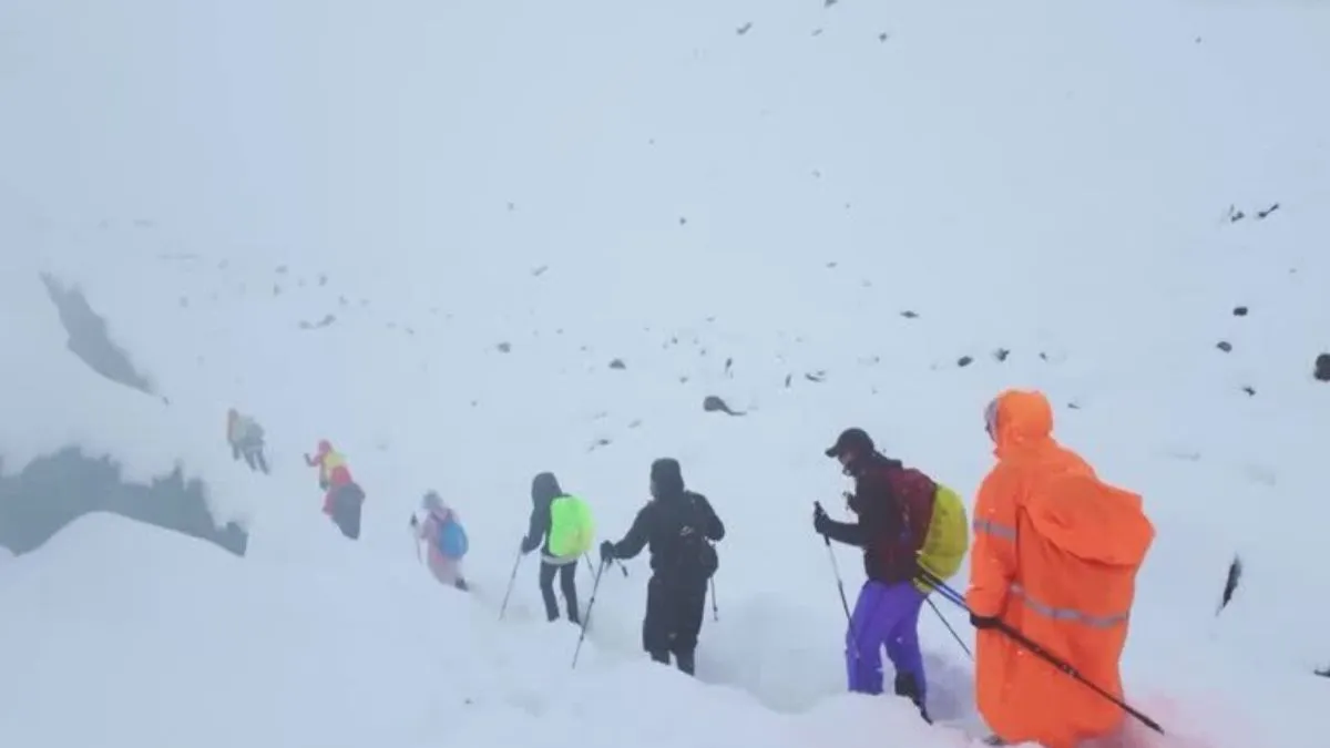 mount-everest-blizzard-strands-almost-1000-climbers-in-tibet-as-nepal-battles-deadly-floods-and-landslides
