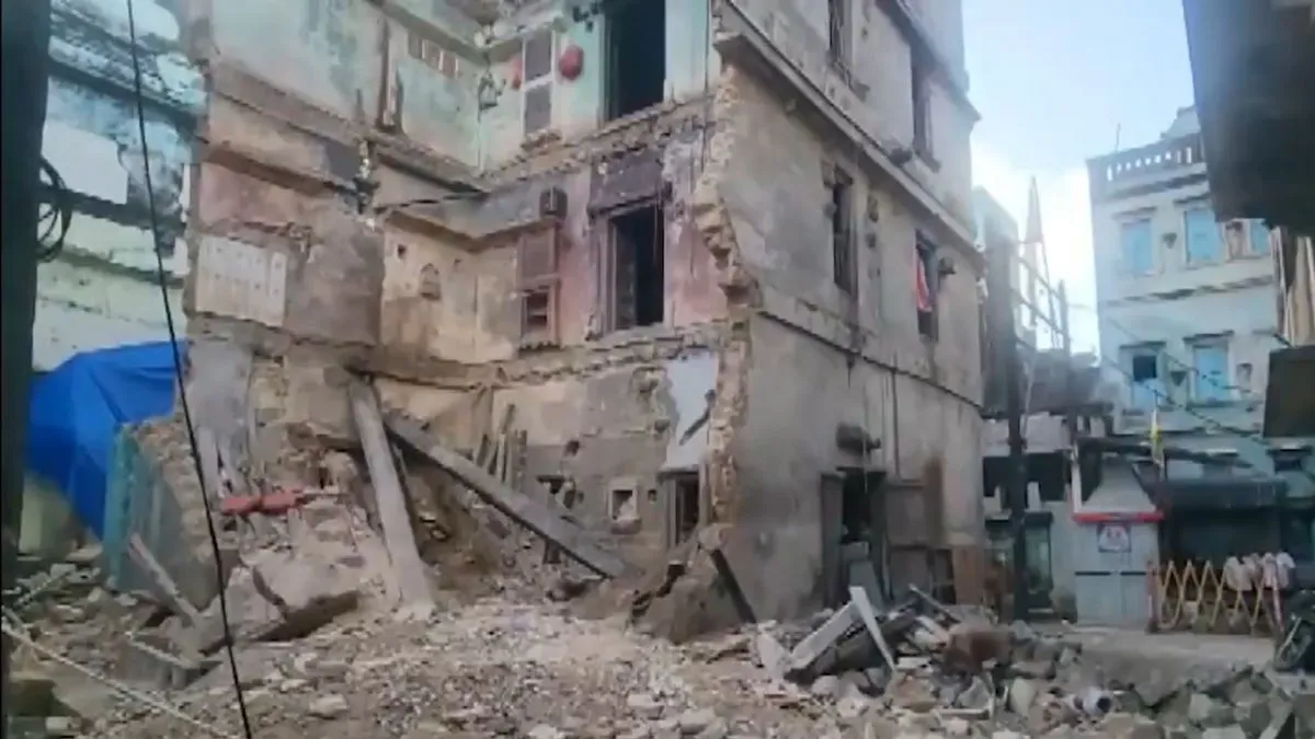 gujarat-casualties-after-80-year-old-residential-building-collapses-in-gir-somnath-veraval